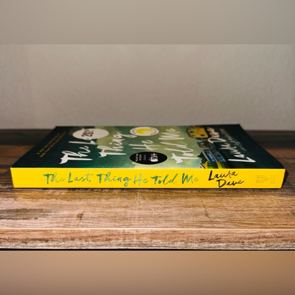 Like New-Book- The last thing he told me by Laura Dave-paperback - Picture 3 of 5
